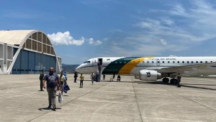 Foto colorida de repatriados da Faixa de Gaza desembarcando de avião da FAB na base aérea de Guarulhos - Metrópoles