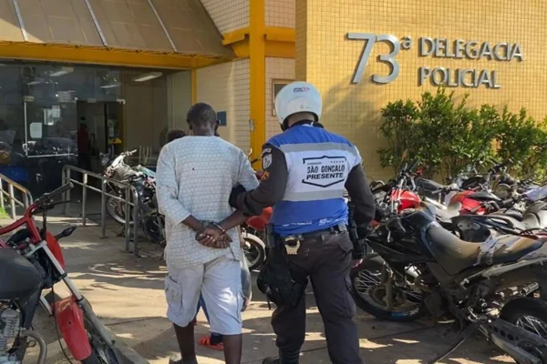 Homem é levado para a delegacia