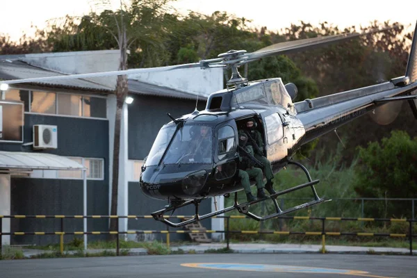 Imagem colorida de helicóptero da PCDF