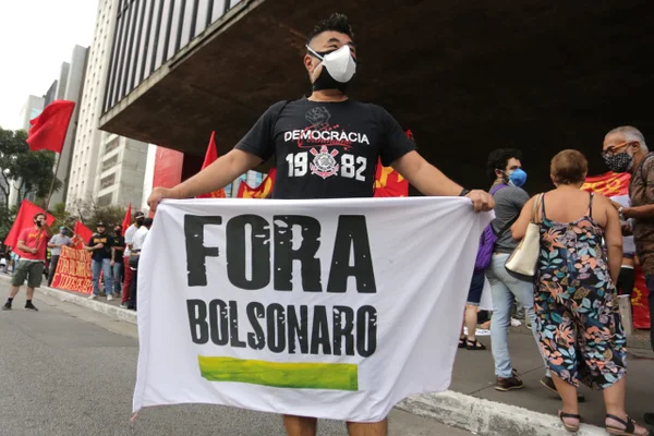 Manifestantes fazem um ato a favor da democracia no aniversário de 57 anos do golpe de 1964, na avenida Paulista, região central de São Paulo.
