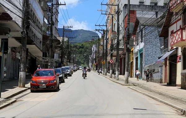 lojistas da Rua Teresa, em Petrópolis, retomam as atividades após tragédia na cidade imperial do RJ