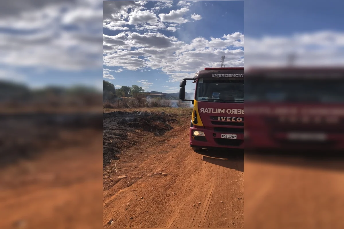 Bombeiros evitam que chamas chegassem a residências Bombeiros evitam que chamas chegassem a residências