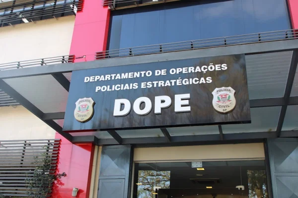 Imagem mostra entrada de delegacia de polícia - Metrópoles