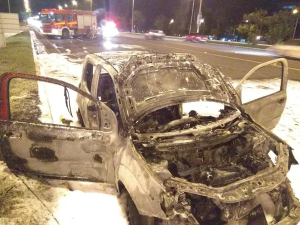 Após pegar fogo no Eixão Sul, carro fica completamente destruído