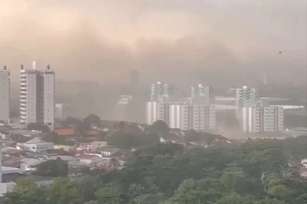 Imagem colorida mostra tempestade de areia que atingiu a capital do estado do Amazonas - Metrópoles