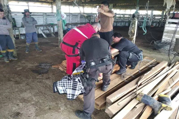 homem caído no chão é atendido