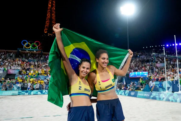 Imagem colorida de Ana Patrícia e Duda