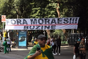 Faixa mostra protesto contra o ministro do STF Alexandre de Moraes 