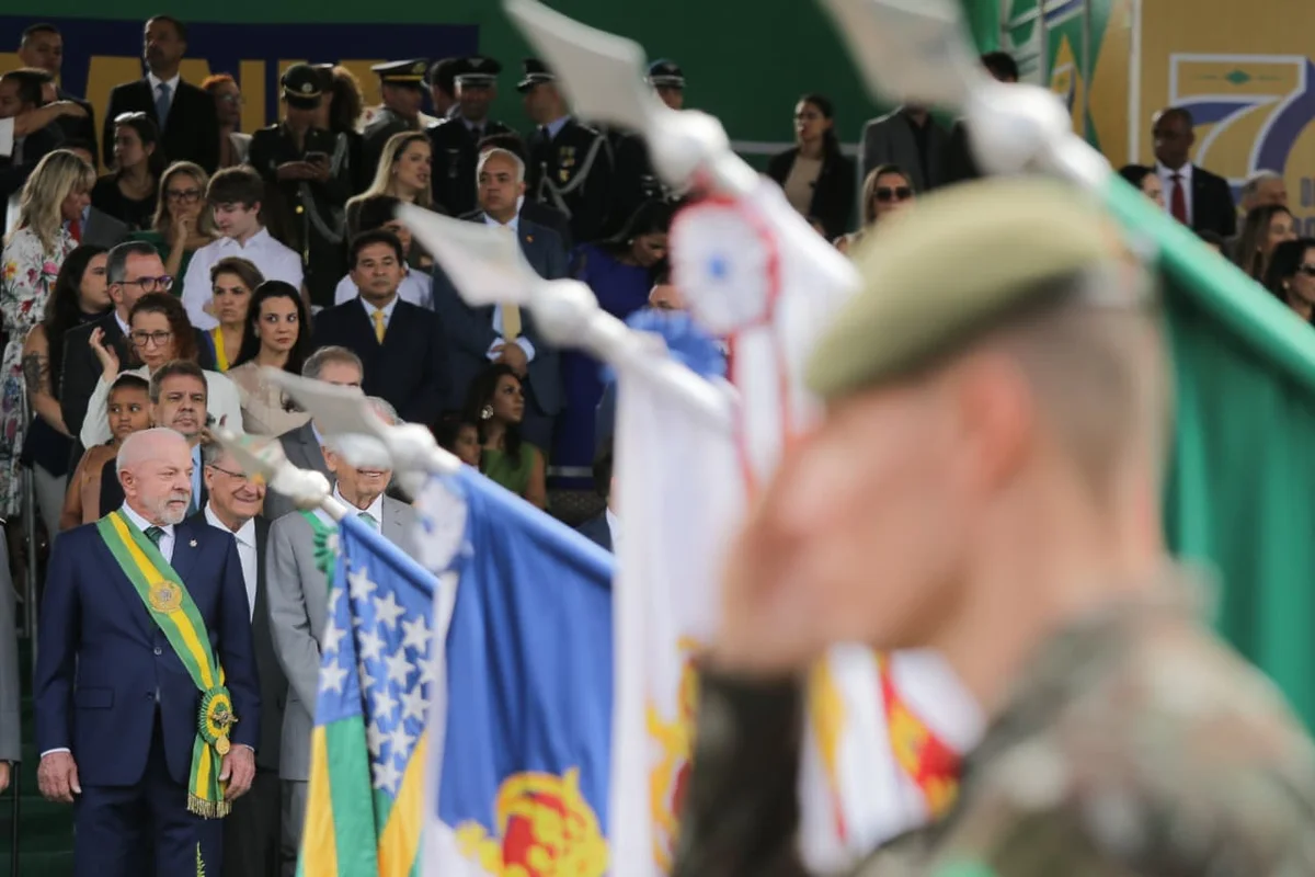 Robô do Exército bate continência aos chefes dos Três Poderes no 7/9 - imagem 11 Robô do Exército bate continência aos chefes dos Três Poderes no 7/9 - imagem 11