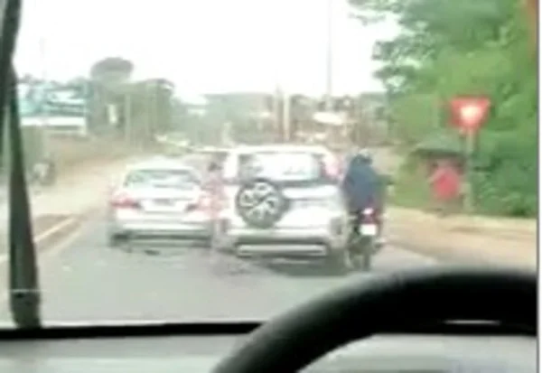 Vídeo. Homem que fez mulher refém no DF ainda atropelou motociclista