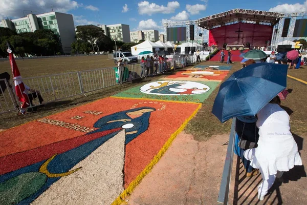 Corpus Christi: confecção de tapetes reúne jovens fiéis na Esplanada