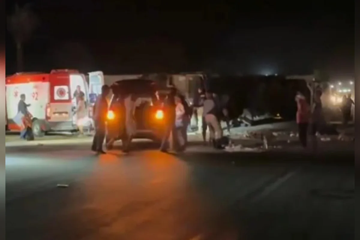 Batida entre ônibus e carreta deixa 6 mortos e 43 feridos na BR-116, em MG