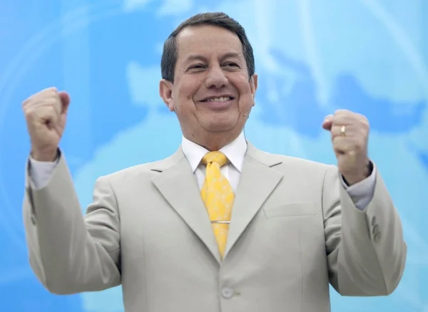 Serra concede passaportes diplomáticos ao pastor R. R. Soares e mulher