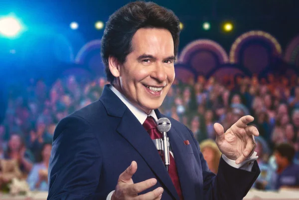Foto colorida de Leandro Hassum como Silvio Santos - Metrópoles