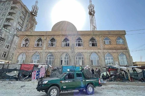 Afeganistão: 33 pessoas morrem após explosão em mesquita