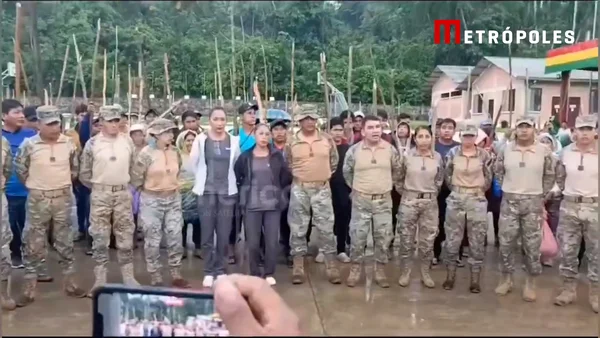 Imagem colorida mostra apoiadores de Evo Morales cercando soldados na Bolívia - Metrópoles