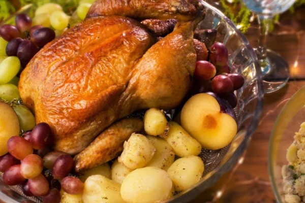Frango assado com varias verduras ao lado para o dia de natal - Metrópoles