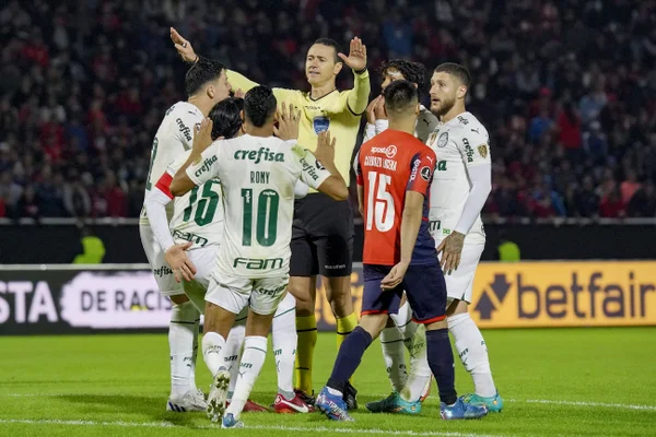 Única derrota do Palmeiras apitada por Roldán foi contra a LDU