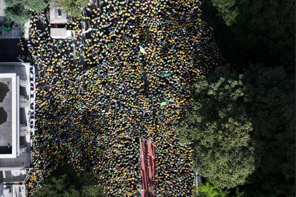 Imagens coloridas mostram público visão aérea de público durante manifestação bolsonarista na Avenida Paulista