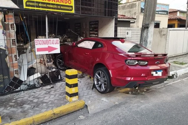 Imagem colorida: carro de luxo vermelho entra em salão de beleza - Metrópoles
