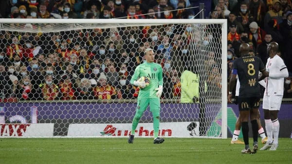 PSG é dominado, mas empata no fim do jogo e segue líder isolado