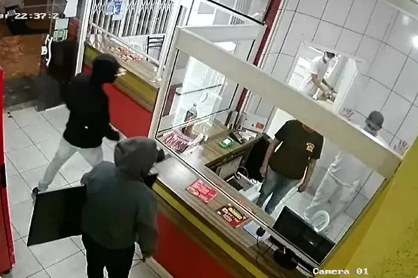 ‘Clientes’ pedem pizza na RMC e dão voz de assalto enquanto ela é preparada