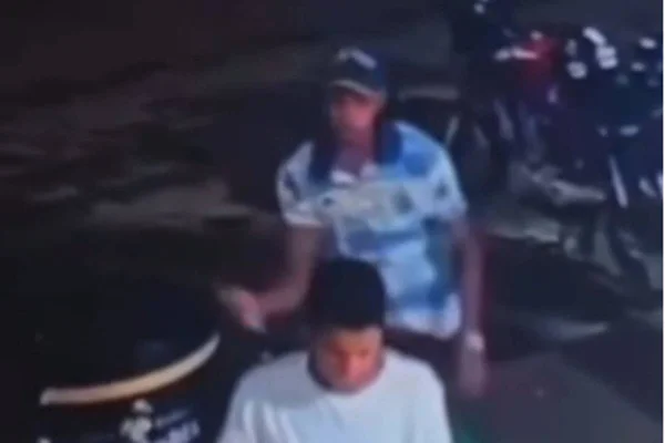 A Polícia Militar do Estado de Goiás (PMGO) prendeu um homem por tentativa de homicídio na noite de quarta-feira (1/1), em Caldas Novas (GO). O crime ocorreu na porta de uma distribuidora de bebidas no Residencial Nova Canaã e foi registrado por câmeras de segurança.