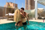 Cariúcha e Alexis Couto posam juntos na piscina