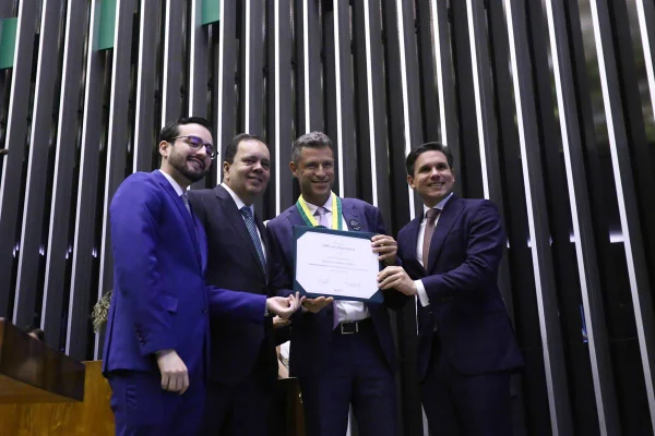 Câmara homenageia empresário que criticou Bolsa Família