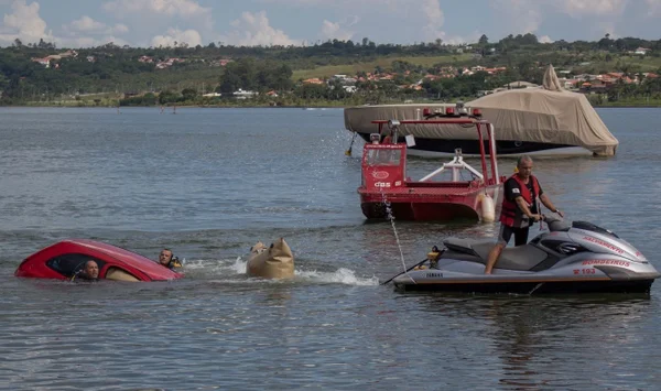 Carro afunda no lago após descuido de motorista