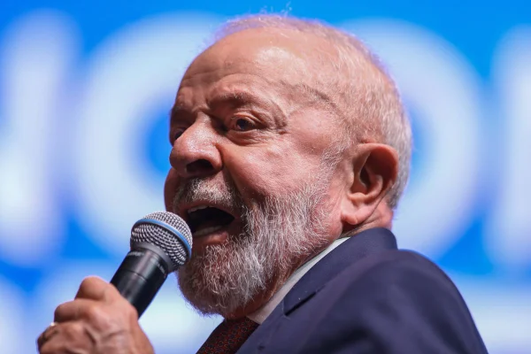 Presidente Lula com microfone