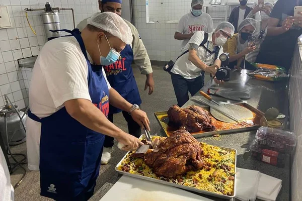 DF: Ibaneis cozinha e serve ceia de Natal em restaurantes comunitários