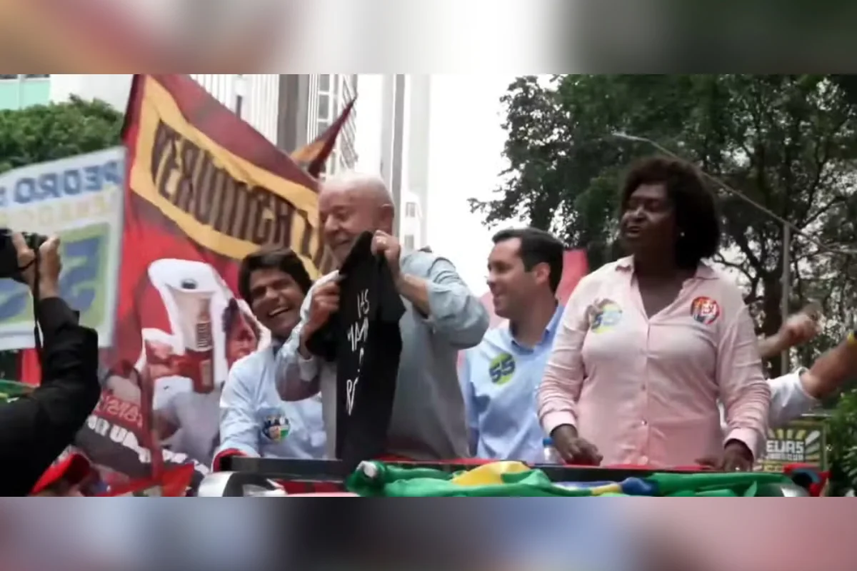 Lula foi flagrado levantando uma camisa preta com a frase "As Malvinas são argentinas" Lula foi flagrado levantando uma camisa preta com a frase "As Malvinas são argentinas"