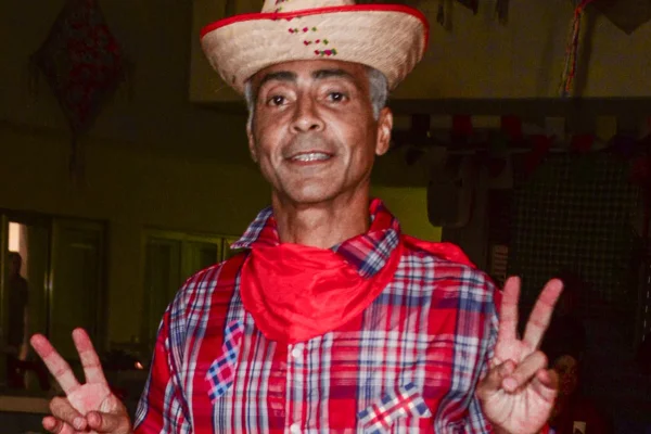 Romário posa durante seu tradicional arraiá - Metrópoles