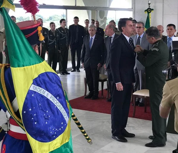 Bolsonaro recebe Medalha do Pacificador do Exército