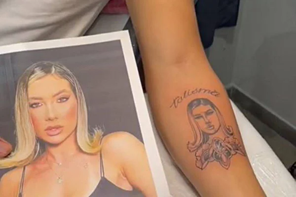 na foto temos uma foto de virginia fonseca ao lado de uma tatuagem com o rosto dela