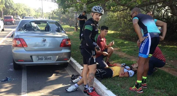 Ciclistas são atropelados por Land Rover no Noroeste