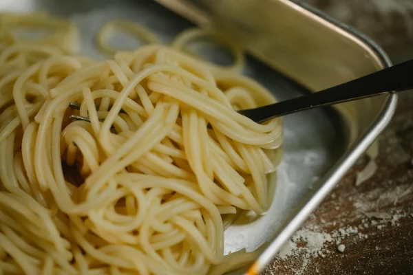 Macarrão cozido e em forma de alumínio