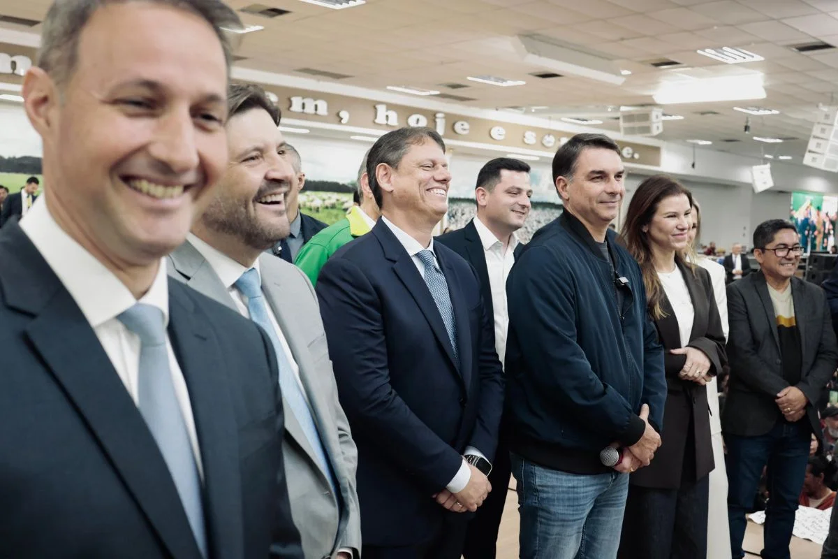Tarcísio ao lado dos aliados Guilherme Derrite, André do Prado e Flávio Bolsonaro na Igreja Mundial do Poder de Deus Tarcísio ao lado dos aliados Guilherme Derrite, André do Prado e Flávio Bolsonaro na Igreja Mundial do Poder de Deus