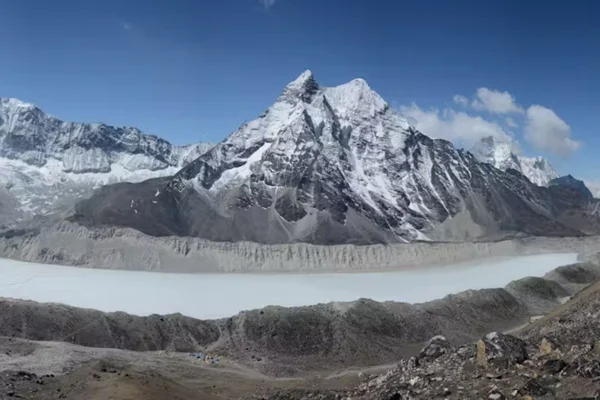 O Lago Imja, um enorme lago glacial na região do Monte Everest, no Nepal, começou como pequenas lagoas de água de degelo em 1962 e agora contém 90 milhões de metros cúbicos de água, volume que já foi reduzido numa tentativa de proteger as comunidades a jusante