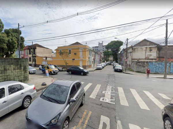 Ladrão de bicicleta é preso após tentar fugir pelo esgoto no litoral