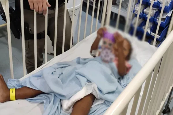 Menina de 3 anos atingida por bala perdida recebe alta em João Pessoa