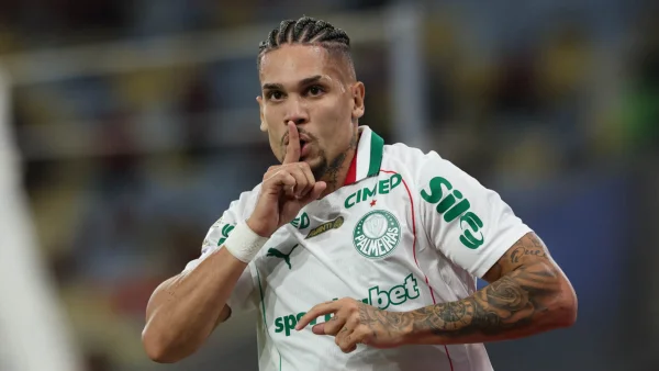 STJD absolve Paulinho por comemoração de gol em Flamengo x Palmeiras