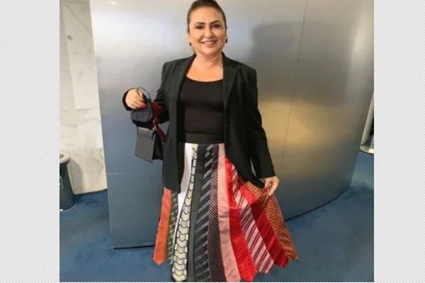 Kátia Abreu inova e usa saia confeccionada com gravatas de senadores