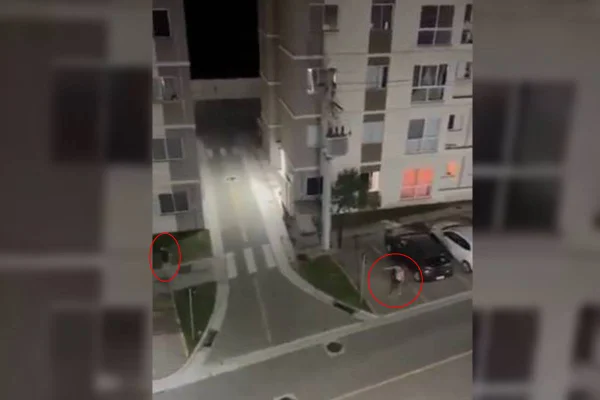 Frame de vídeo de camera de segurança mostra subsindico sendo morto por morador após briga por causa de infiltração em apartamento - Metrópoles