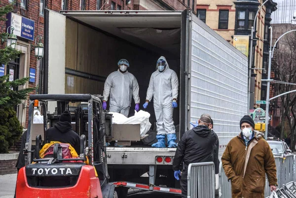 Caminhão frigorifico com os corpos de mortos no EUA