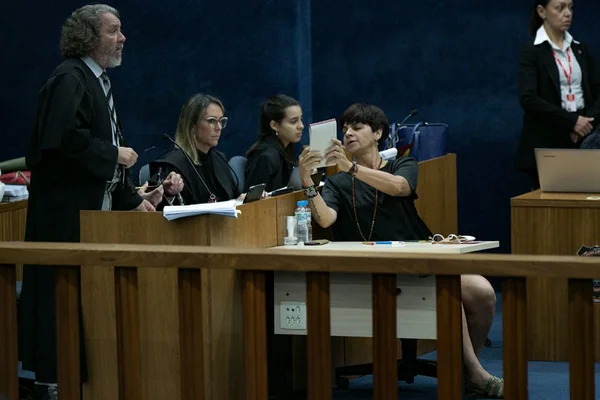 Choro, irritação e selfie: as reações de Adriana durante o júri