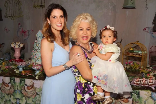 Denise Gebrim comemora um ano da filha Maria Antônia