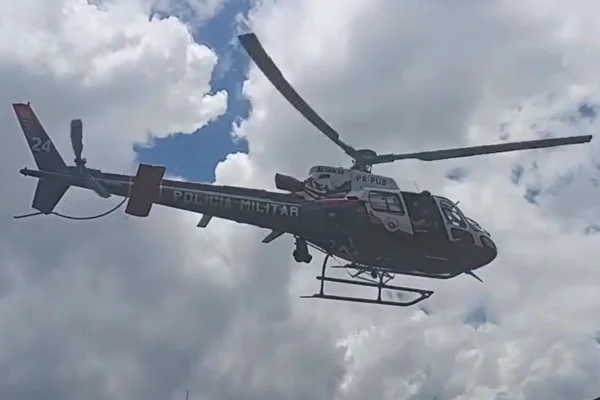Acidente ocorreu enquanto a vítima tentava colher uma frutaa. Em estado grave, o homem foi socorrido e levado ao Hospital das Clínicas - Metrópoles