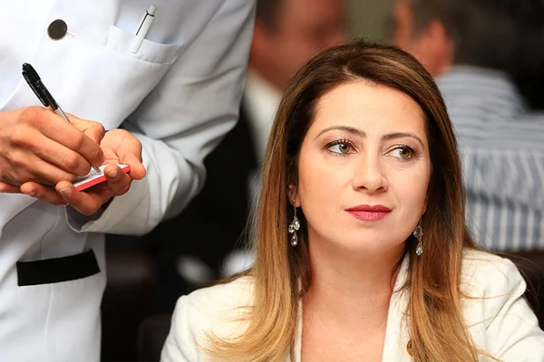 Abatida, Sandra Faraj participa de almoço com governador e a base
